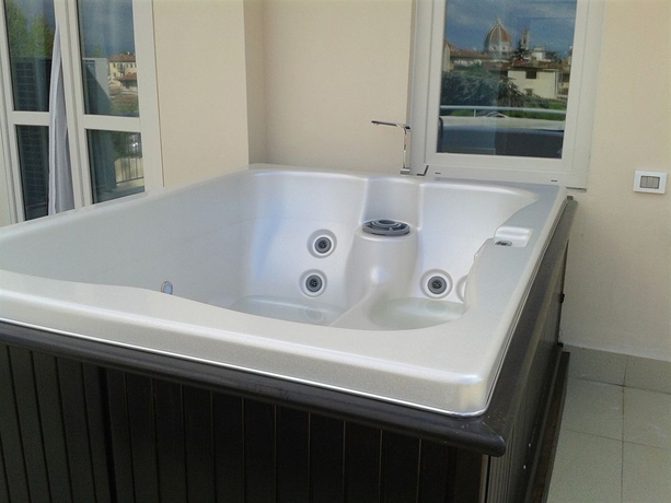 Imagen de la piscina del Hotel Orcagna. Foto 16