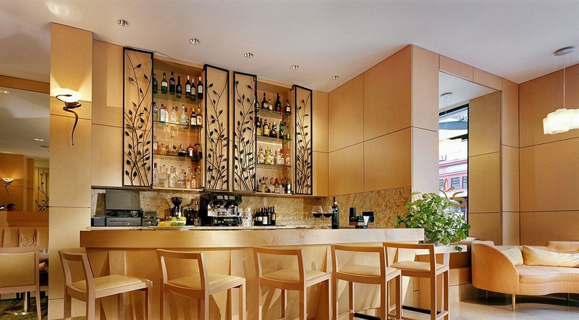 Imagen del bar/restaurante del Hotel Orchard Garden. Foto 8