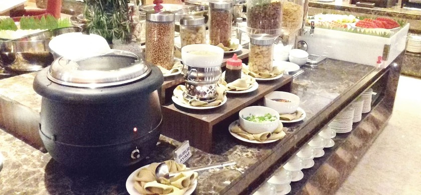 Imagen del bar/restaurante del Hotel Orchardz Bandara Jakarta. Foto 7