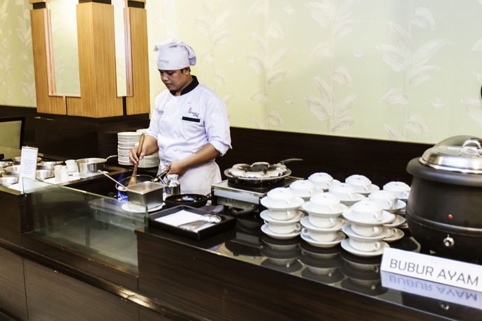 Imagen del bar/restaurante del Hotel Orchardz Jayakarta. Foto 5