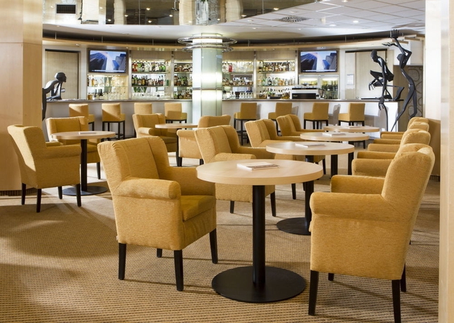 Imagen del bar/restaurante del Hotel Orea Pyramida Praha. Foto 2