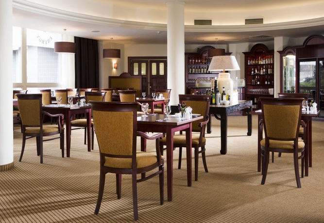 Imagen del bar/restaurante del Hotel Orea Pyramida Praha. Foto 3