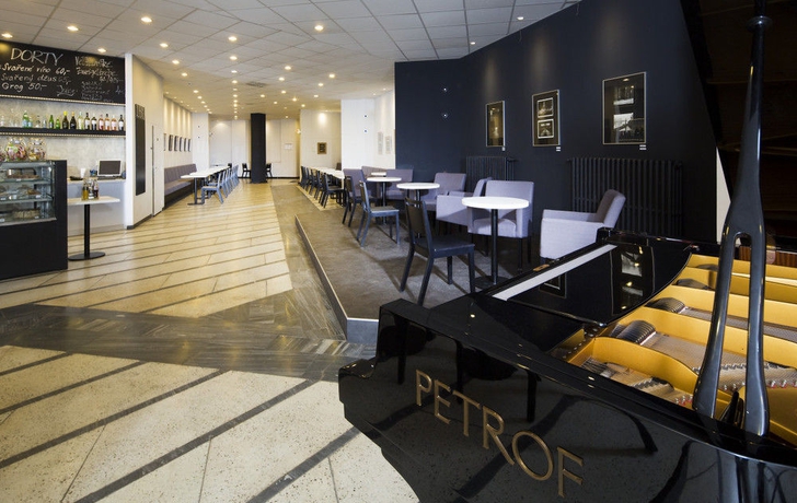 Imagen del bar/restaurante del Hotel Orea Pyramida Praha. Foto 5