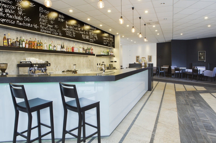 Imagen del bar/restaurante del Hotel Orea Pyramida Praha. Foto 7