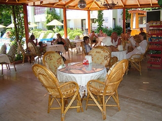 Imagen del bar/restaurante del Hotel Oren. Foto 2