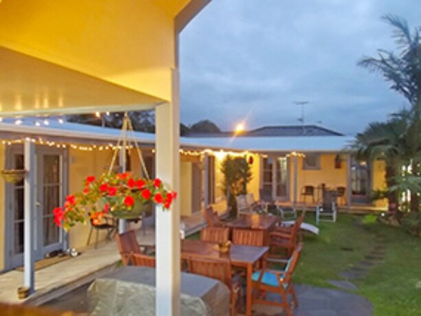 Imagen de los exteriores del Hotel Orewa Pillows Lodge. Foto 31