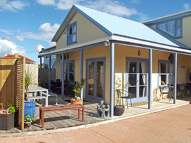 Imagen de los exteriores del Hotel Orewa Pillows Lodge. Foto 33