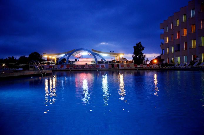 Imagen de la piscina del Hotel Orient Resort. Foto 15