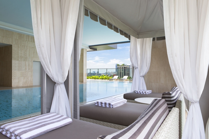 Imagen de la piscina del Hotel Oriental Residence Bangkok. Foto 16