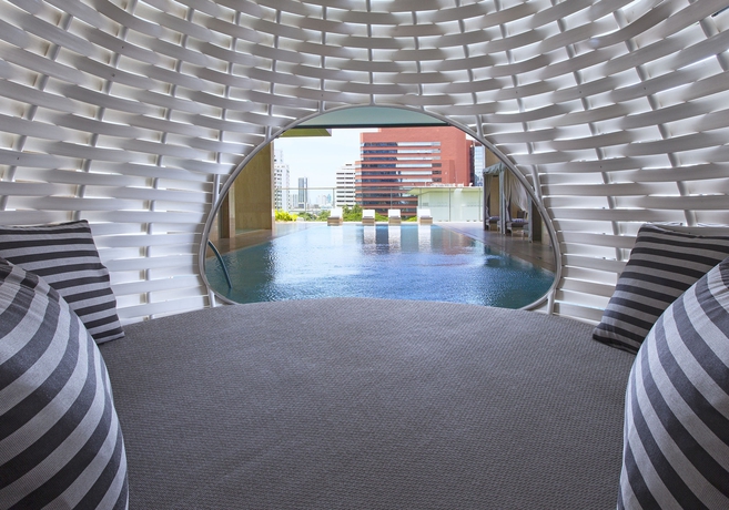 Imagen de la piscina del Hotel Oriental Residence Bangkok. Foto 17