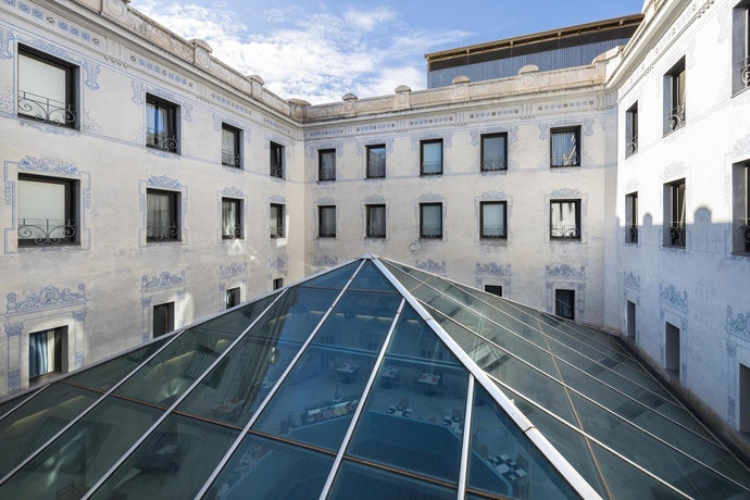 Imagen de los exteriores del Hotel Oriente Atiram. Foto 10