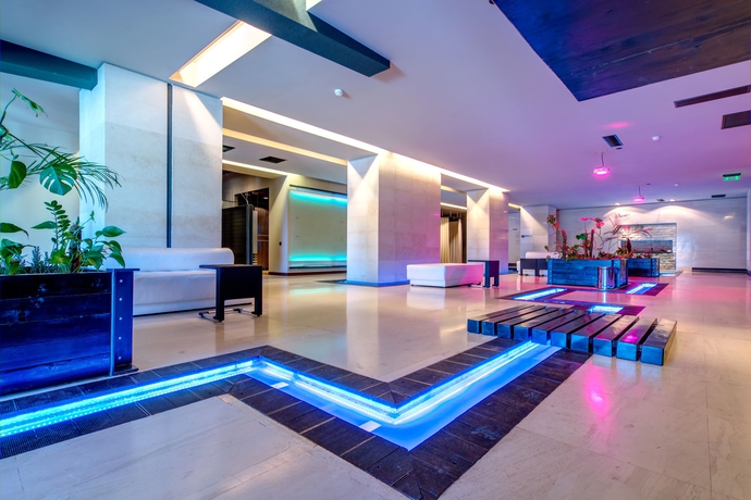 Imagen de la piscina del Hotel Orizont. Foto 10