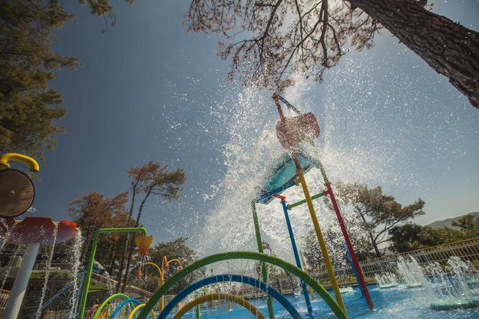 Imagen de la piscina del Hotel Orka Lotus Beach. Foto 11