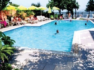 Imagen de la piscina del Hotel Ormos Atalia Aparthotel. Foto 11