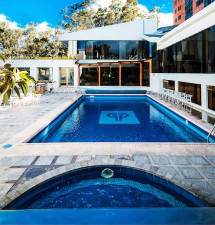 Imagen de la piscina del Hotel Oro Verde Cuenca. Foto 19
