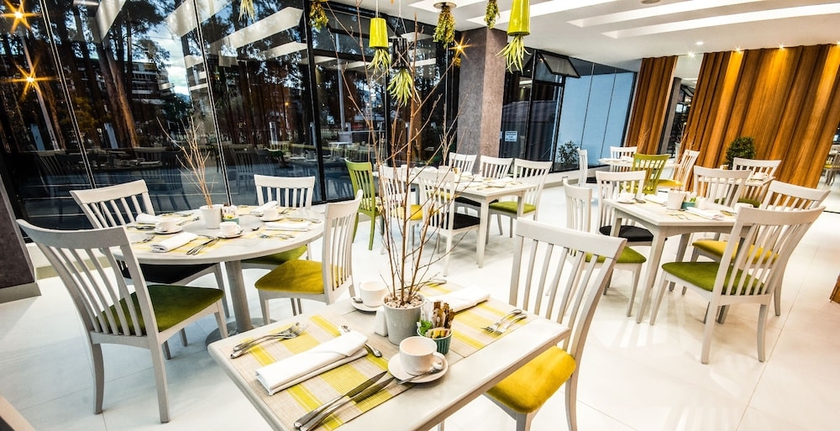 Imagen del bar/restaurante del Hotel Oro Verde Cuenca. Foto 2