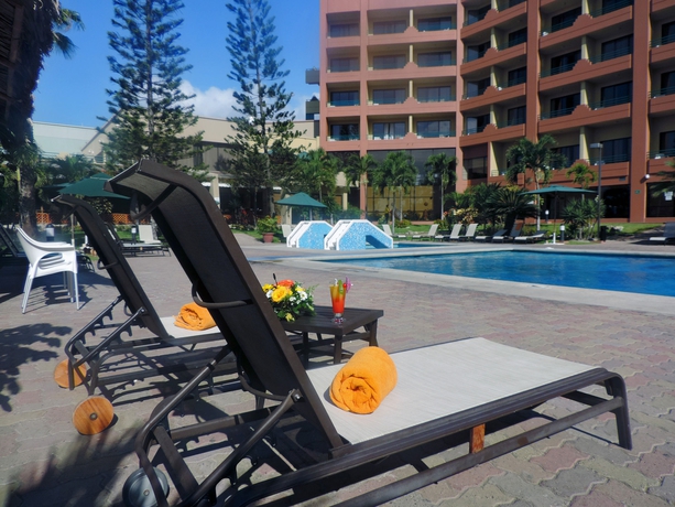 Imagen de la piscina del Hotel Oro Verde Manta. Foto 13