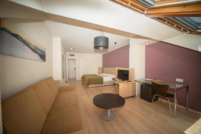 Imagen de la habitación del Hotel Oroel and Spa. Foto 9