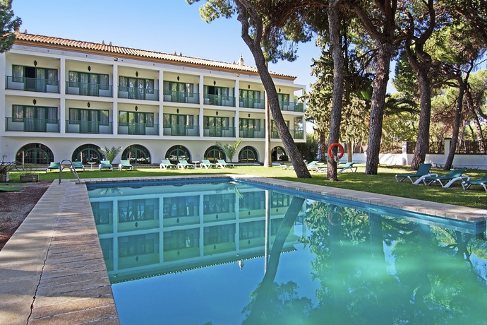 Imagen de los exteriores del Hotel Oromana. Foto 13