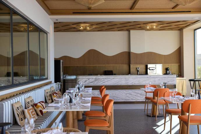 Imagen del bar/restaurante del Hotel Oros Luxury Beach Resort. Foto 2