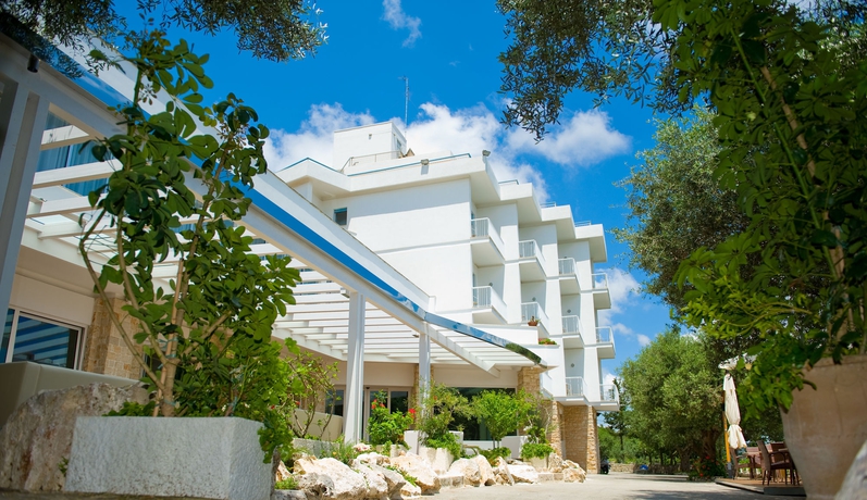 Imagen de los exteriores del Hotel Orsa Maggiore, Castro. Foto 7