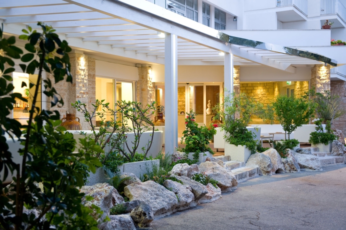 Imagen de los exteriores del Hotel Orsa Maggiore, Castro. Foto 9