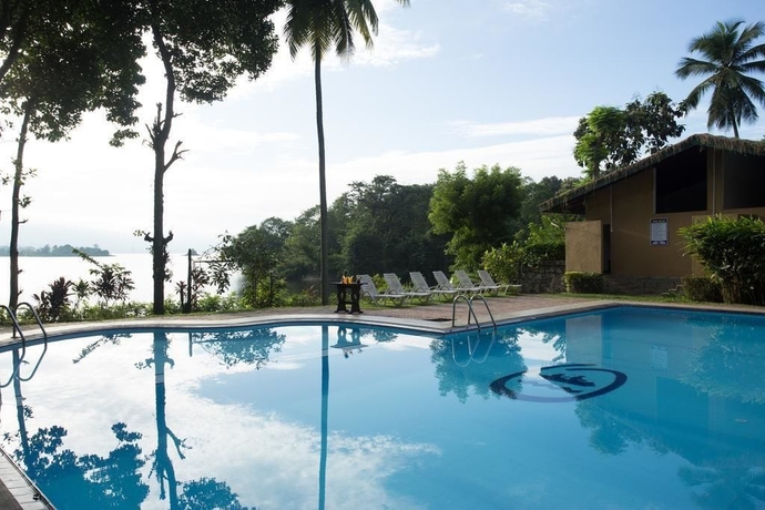 Imagen de la piscina del Hotel Oruthota Chalets. Foto 19