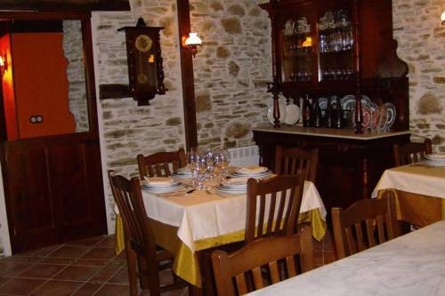 Imagen de la habitación del Hotel Os Tres Teixos. Foto 4