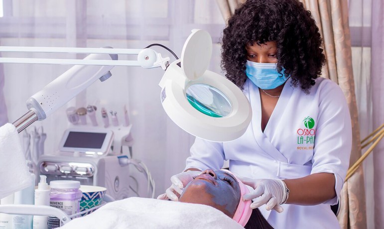 Imagen de la piscina del Hotel Osborn La-palm Royal Resort. Foto 16