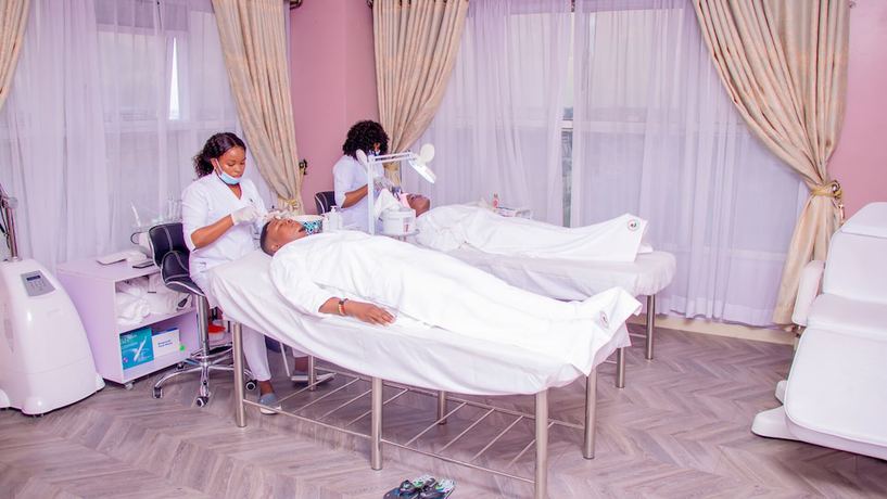 Imagen de la piscina del Hotel Osborn La-palm Royal Resort. Foto 17