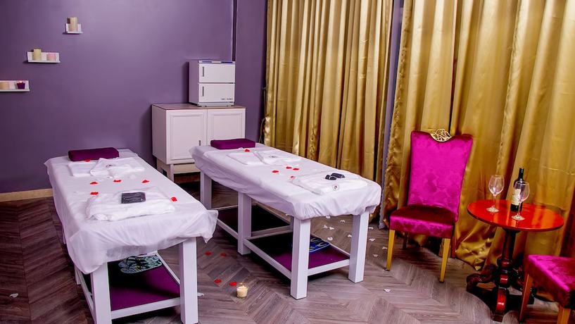 Imagen de la piscina del Hotel Osborn La-palm Royal Resort. Foto 18