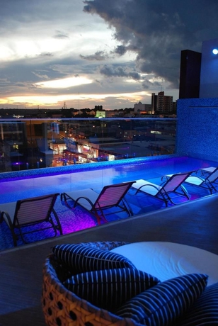 Imagen de la piscina del Hotel Oscar Executive. Foto 13