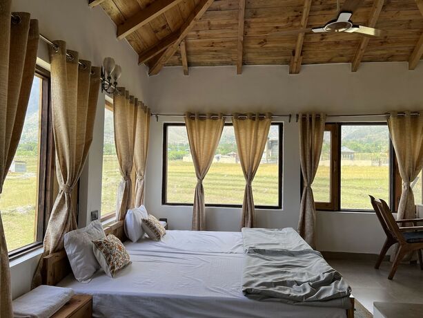 Imagen de la habitación del Hotel Osho Himalayas. Foto 13