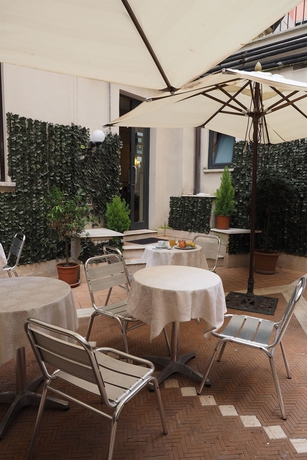 Imagen de los exteriores del Hotel Osimar. Foto 12