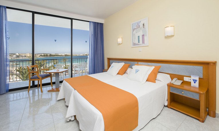 Imagen de la habitación del Hotel Osiris Ibiza. Foto 3