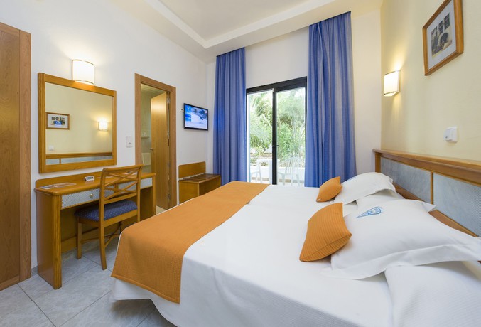 Imagen de la habitación del Hotel Osiris Ibiza. Foto 4