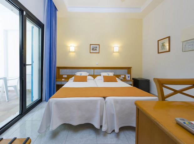 Imagen de la habitación del Hotel Osiris Ibiza. Foto 5