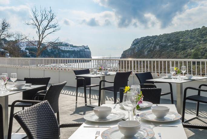 Imagen del bar/restaurante del Hotel Osprey Menorca. Foto 4