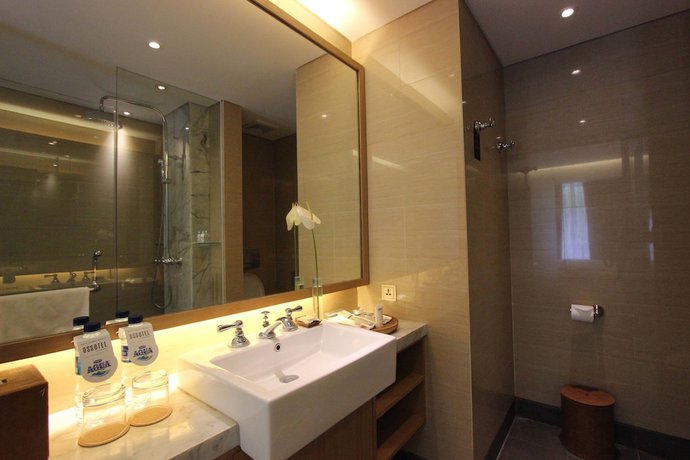 Imagen de la habitación del Hotel Ossotel Legian Bali. Foto 4