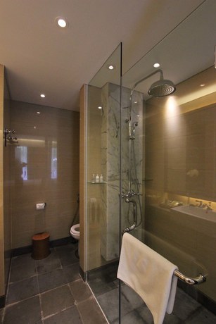 Imagen de la habitación del Hotel Ossotel Legian Bali. Foto 5