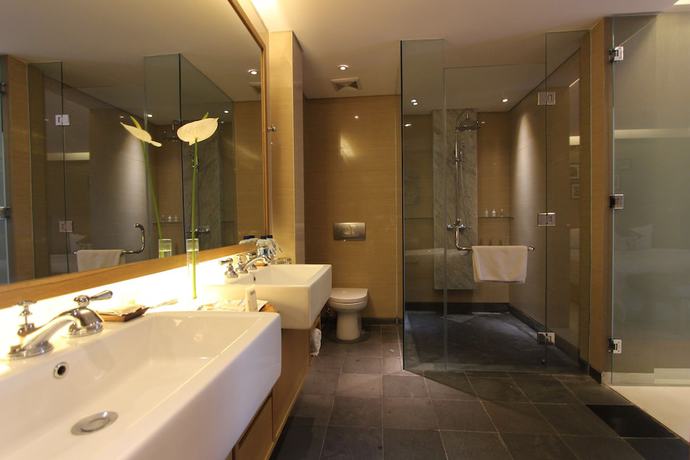 Imagen de la habitación del Hotel Ossotel Legian Bali. Foto 8