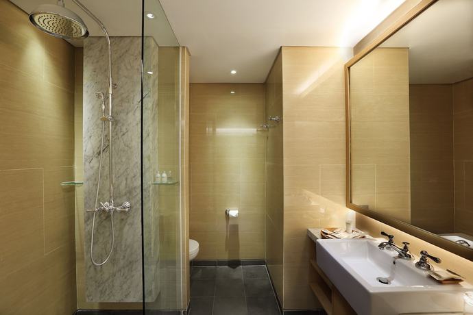 Imagen de la habitación del Hotel Ossotel Legian Bali. Foto 10