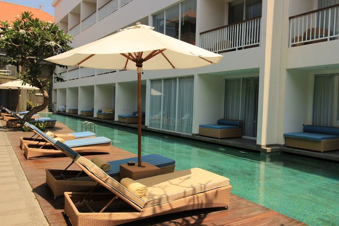 Imagen de la piscina del Hotel Ossotel Legian Bali. Foto 18