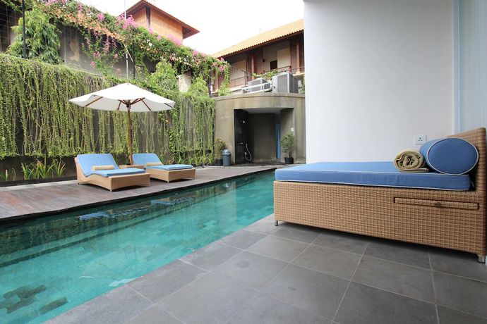 Imagen de la piscina del Hotel Ossotel Legian Bali. Foto 19