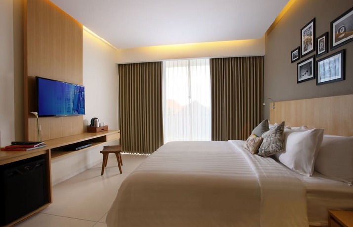 Imagen de la habitación del Hotel Ossotel Legian Bali. Foto 15