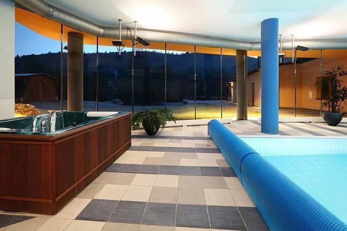 Imagen de la piscina del Hotel Ostrov, Bohemia Central. Foto 17