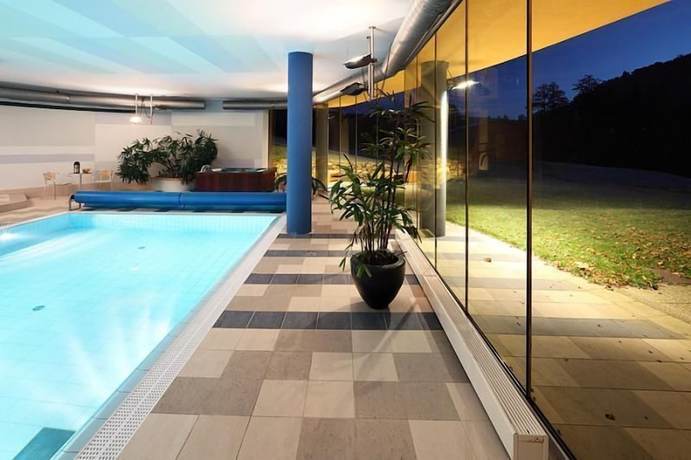 Imagen de la piscina del Hotel Ostrov, Bohemia Central. Foto 18