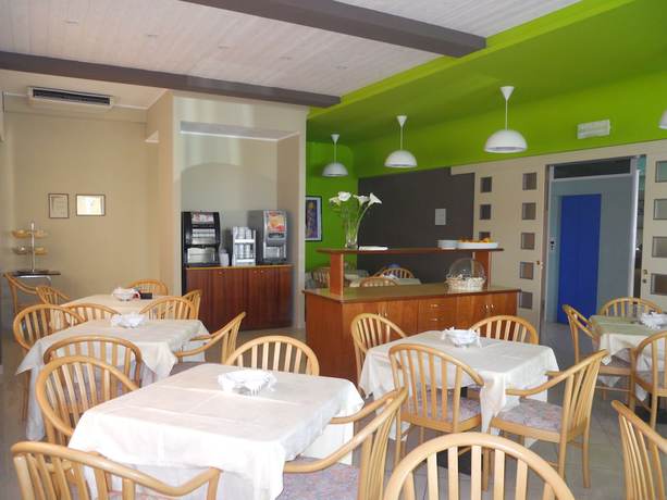 Imagen del bar/restaurante del Hotel Ostuni, Viserbella. Foto 2
