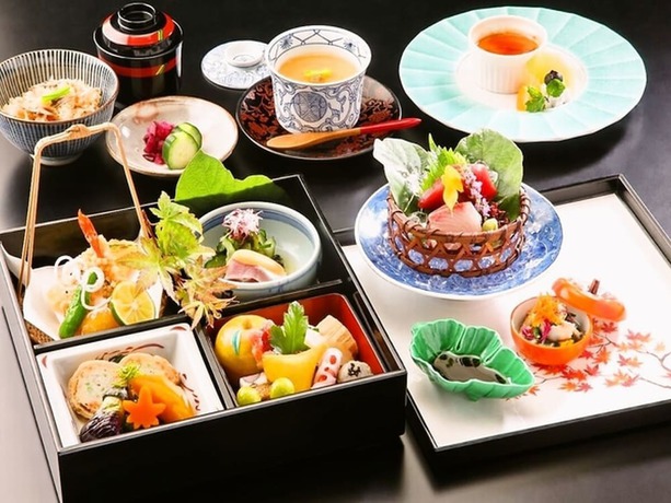 Imagen del bar/restaurante del Hotel Ota Now Resort. Foto 7