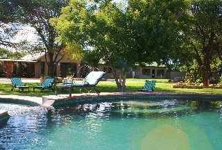 Imagen de la piscina del Hotel Otjiwa Lodge. Foto 11